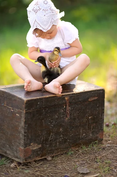 Porträtt av liten flicka utomhus på sommaren — Stockfoto