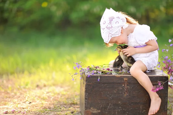 Retrato de niña al aire libre en verano — Foto de Stock