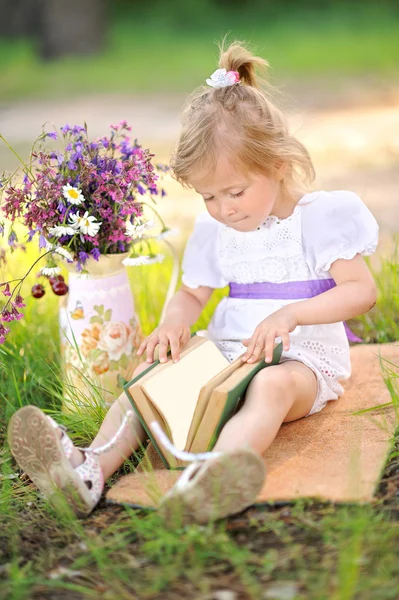 Portrait de petite fille en plein air en été — Photo