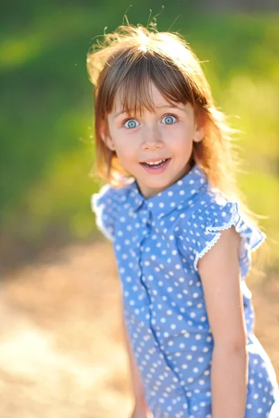 Retrato de menina ao ar livre no verão — Fotografia de Stock