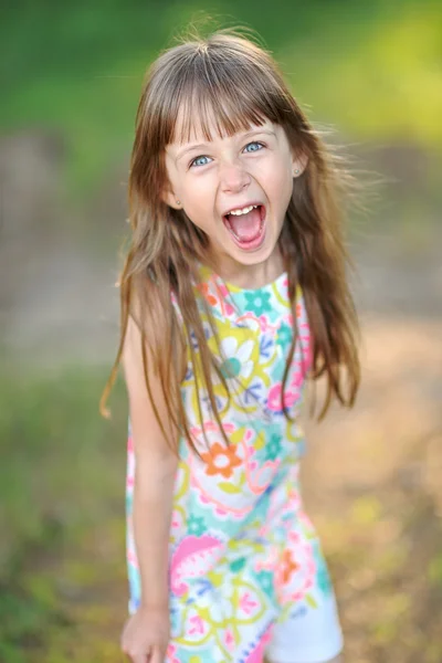 Retrato de niña al aire libre en verano — Foto de Stock