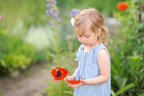 Retrato de niña al aire libre en verano — Foto de Stock