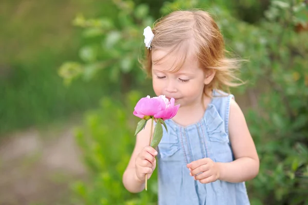 Portrait de petite fille en plein air en été — Photo