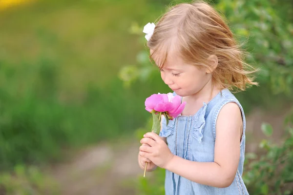 Portret van klein meisje buiten in de zomer — Stockfoto