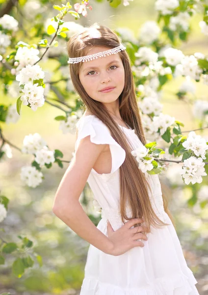 Portrait of little girl outdoors in summer — Stock Photo, Image