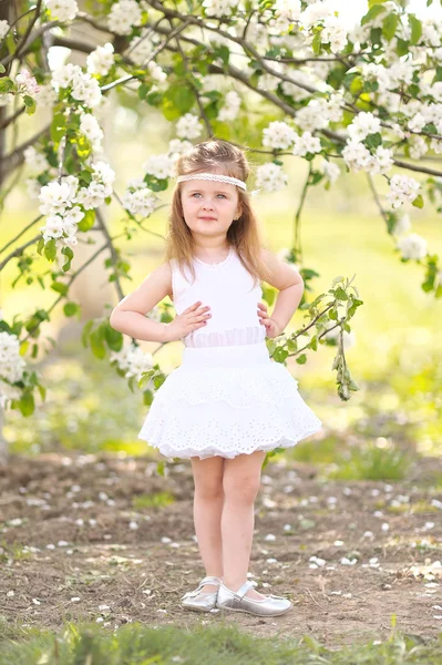 Porträt eines kleinen Mädchens im Sommer — Stockfoto