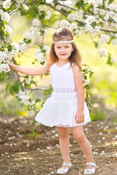 Portrait de petite fille en plein air en été — Photo