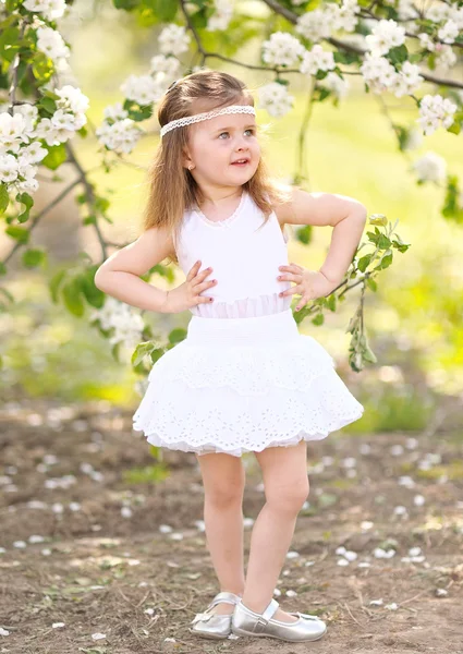 Retrato de niña al aire libre en verano —  Fotos de Stock