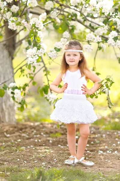 Retrato de niña al aire libre en verano — Foto de Stock