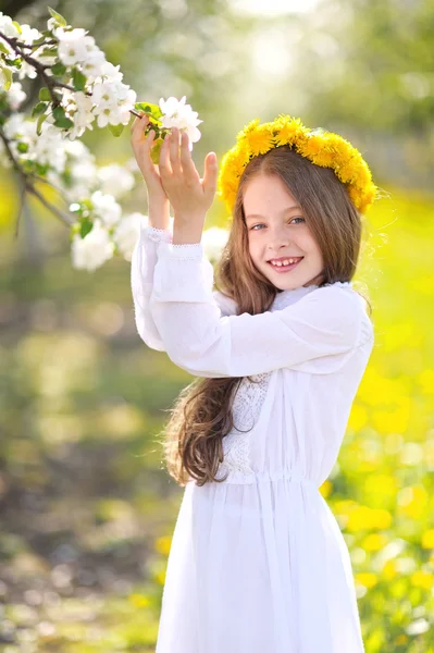 Ritratto di bambina all'aperto in estate — Foto Stock