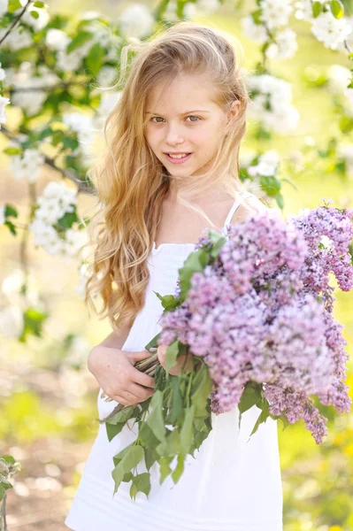 Portrét malé holčičky venku v létě — Stock fotografie