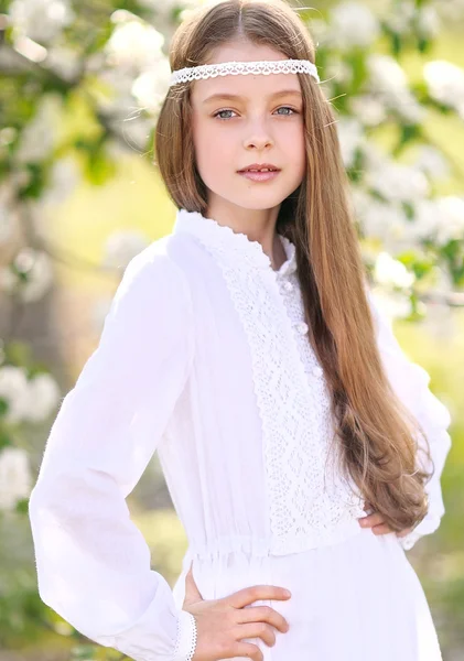 Portrait of little girl outdoors in summer — Stock Photo, Image