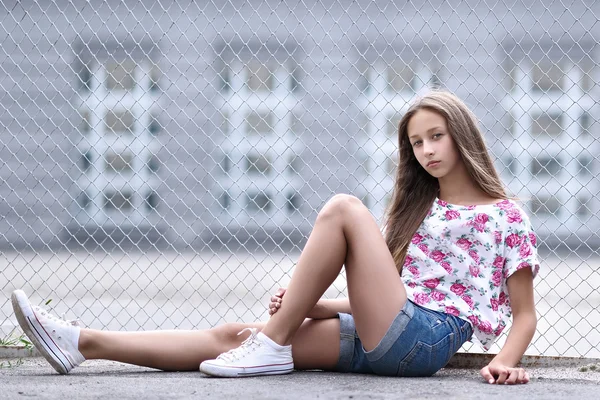 Portret van klein meisje buiten in de zomer — Stockfoto