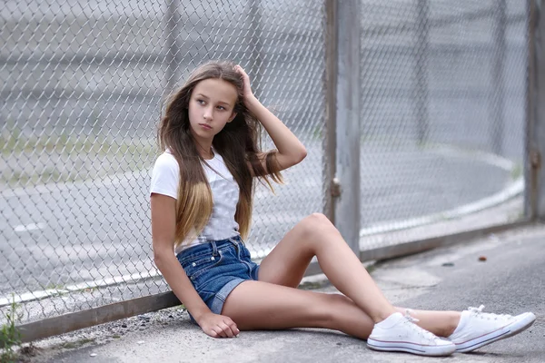 Portrait of little girl outdoors in summer — Stock Photo, Image