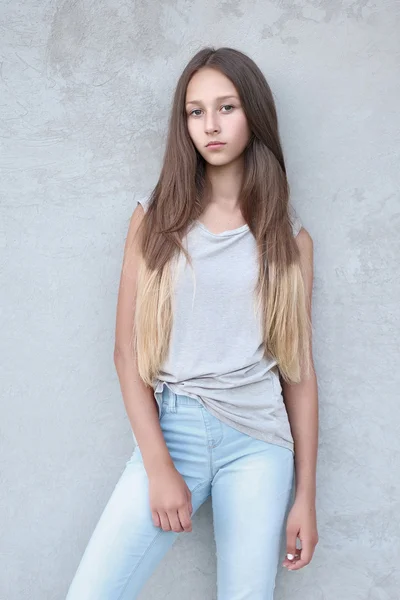 Portret van klein meisje buiten in de zomer — Stockfoto