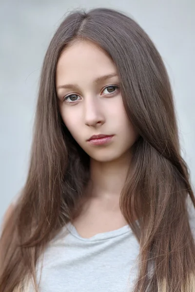 Portret van klein meisje buiten in de zomer — Stockfoto