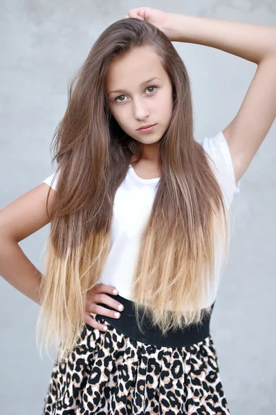 Retrato de niña al aire libre en verano — Foto de Stock