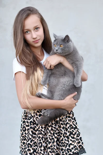 Portret van klein meisje buiten in de zomer — Stockfoto