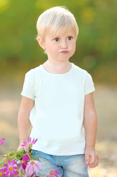 Portrait de petite fille en plein air en été — Photo