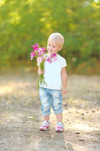 Portret van klein meisje buiten in de zomer — Stockfoto