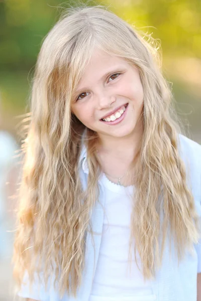 Portrait of little girl outdoors in summer — Stock Photo, Image