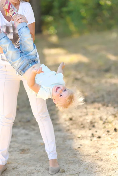 Ritratto di bambina all'aperto in estate — Foto Stock