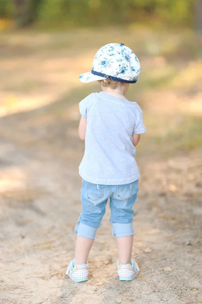 Porträt eines kleinen Mädchens im Sommer — Stockfoto