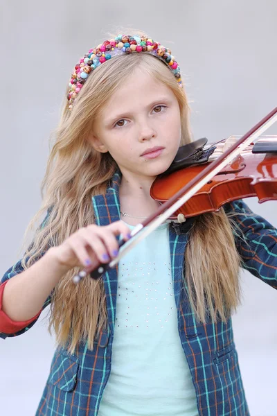 Portrait de petite fille en plein air en été — Photo