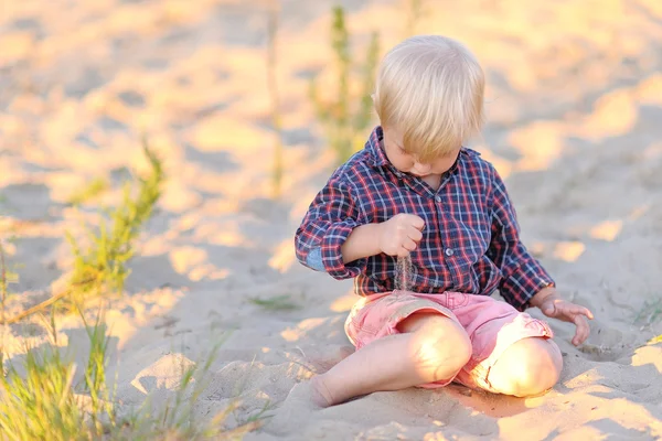 Porträtt av liten flicka utomhus på sommaren — Stockfoto