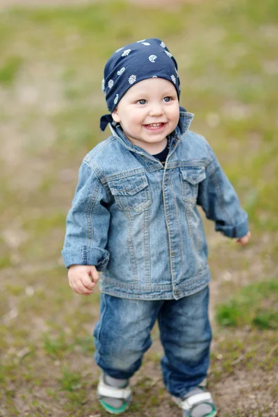 Porträt eines Jungen im Sommer im Freien — Stockfoto