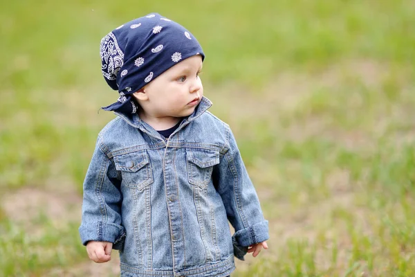 Porträtt av en pojke i sommaren utomhus — Stockfoto