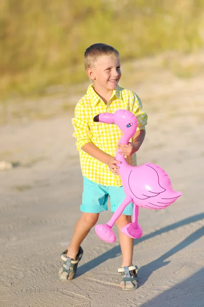 Retrato de un niño en verano al aire libre — Foto de Stock