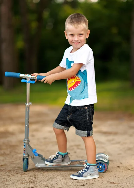 Retrato de um menino no verão ao ar livre — Fotografia de Stock