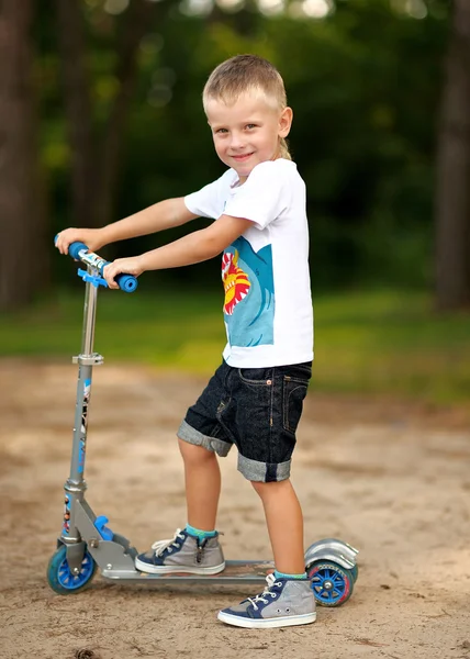 Porträtt av en pojke i sommaren utomhus — Stockfoto