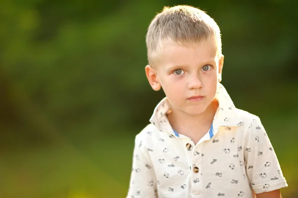 Porträtt av en pojke i sommaren utomhus — Stockfoto