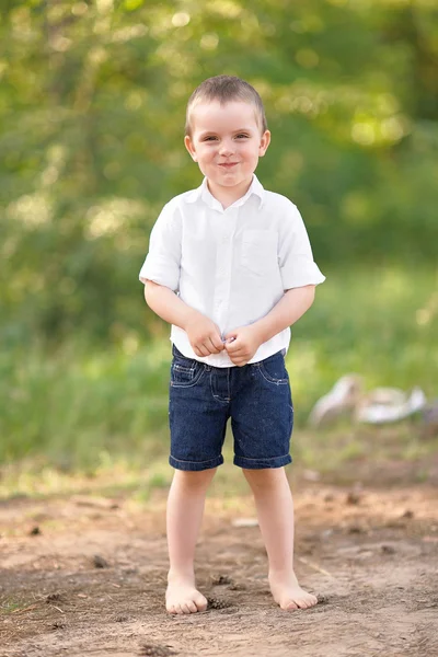 Retrato de um menino no verão ao ar livre — Fotografia de Stock