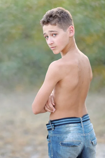 Retrato de um menino no verão ao ar livre — Fotografia de Stock