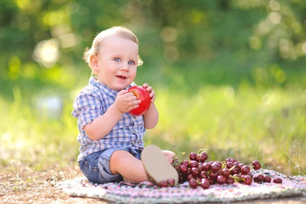 Portrait of a boy in the summer outdoors — Stock Photo, Image