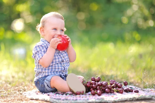 Portrait of a boy in the summer outdoors — Stock Photo, Image