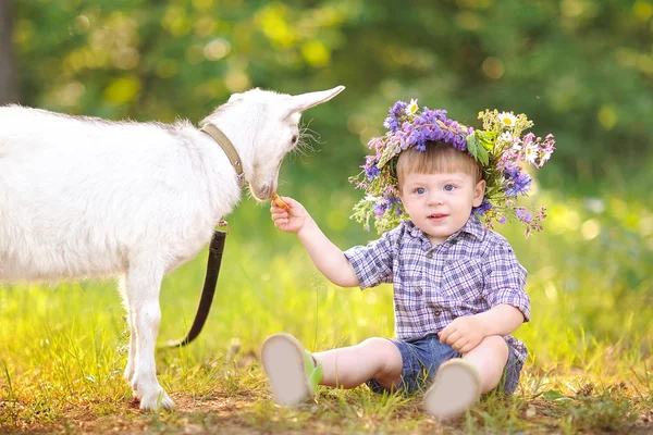 Porträtt av en pojke i sommaren utomhus — Stockfoto