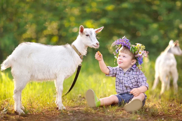 Porträtt av en pojke i sommaren utomhus — Stockfoto