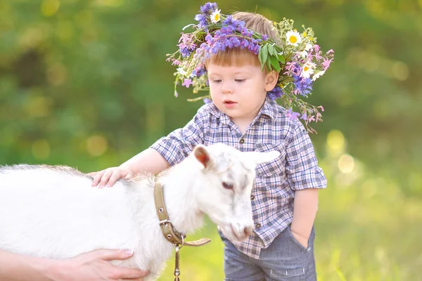 Porträtt av en pojke i sommaren utomhus — Stockfoto