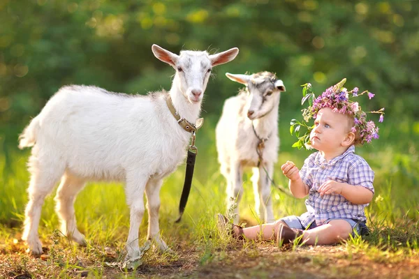 Retrato de un niño en verano al aire libre — Foto de Stock