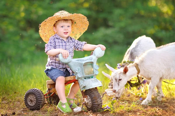 Portrait d'un garçon en plein air en été — Photo