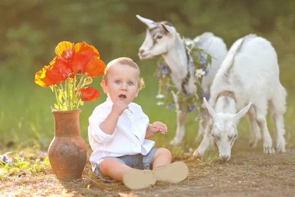 Porträt eines Jungen im Sommer im Freien — Stockfoto