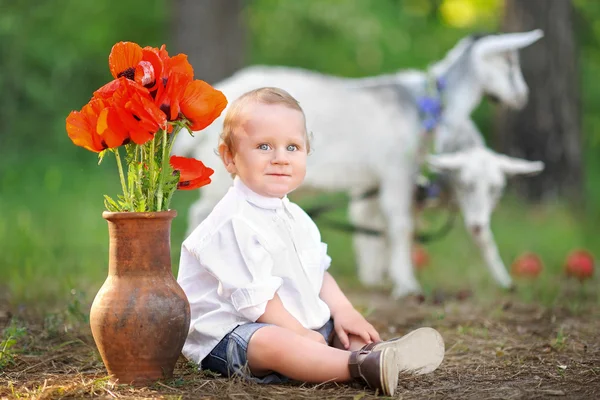 Portret chłopca w lato na zewnątrz — Zdjęcie stockowe