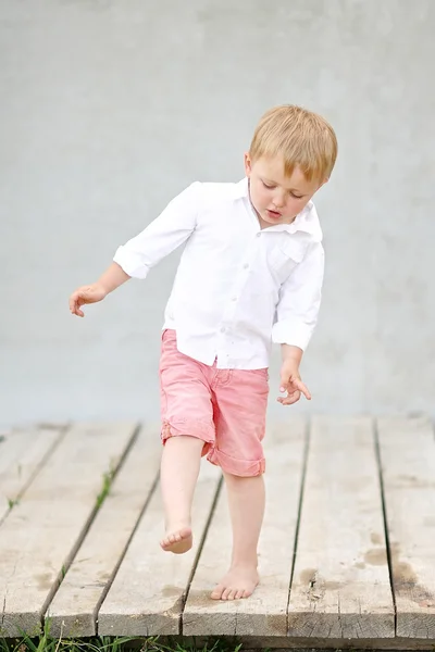 Porträtt av en pojke i sommaren utomhus — Stockfoto