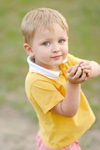 Porträt eines Jungen im Sommer im Freien — Stockfoto