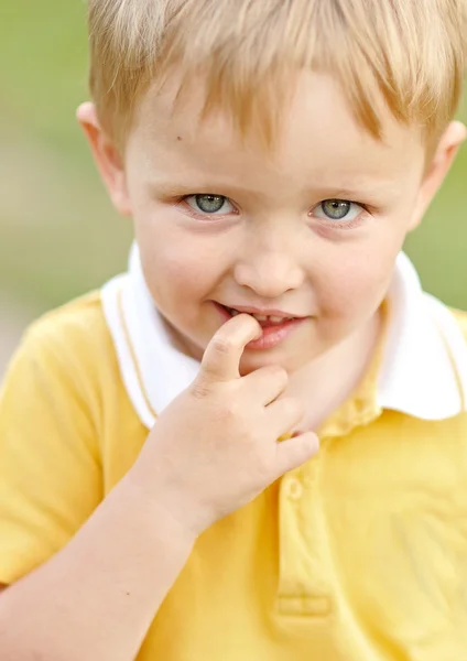 Retrato de un niño en verano al aire libre — Foto de Stock