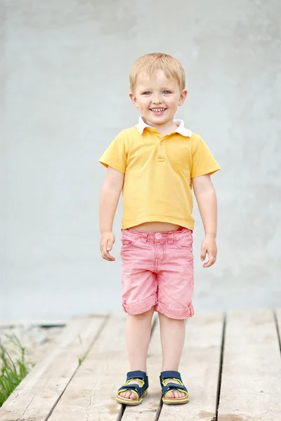 Retrato de um menino no verão ao ar livre — Fotografia de Stock